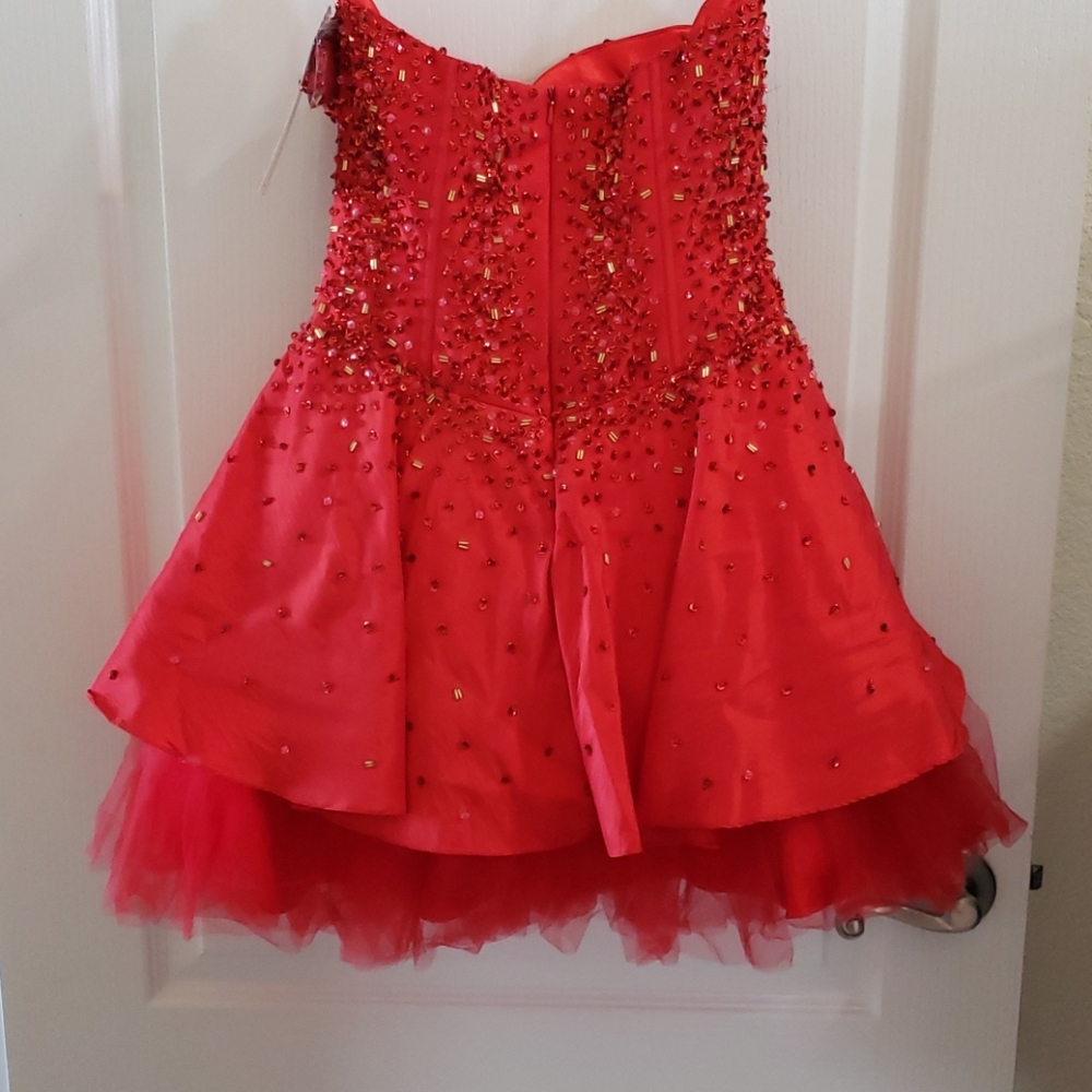 Beautful red dress - Picture 4 of 8